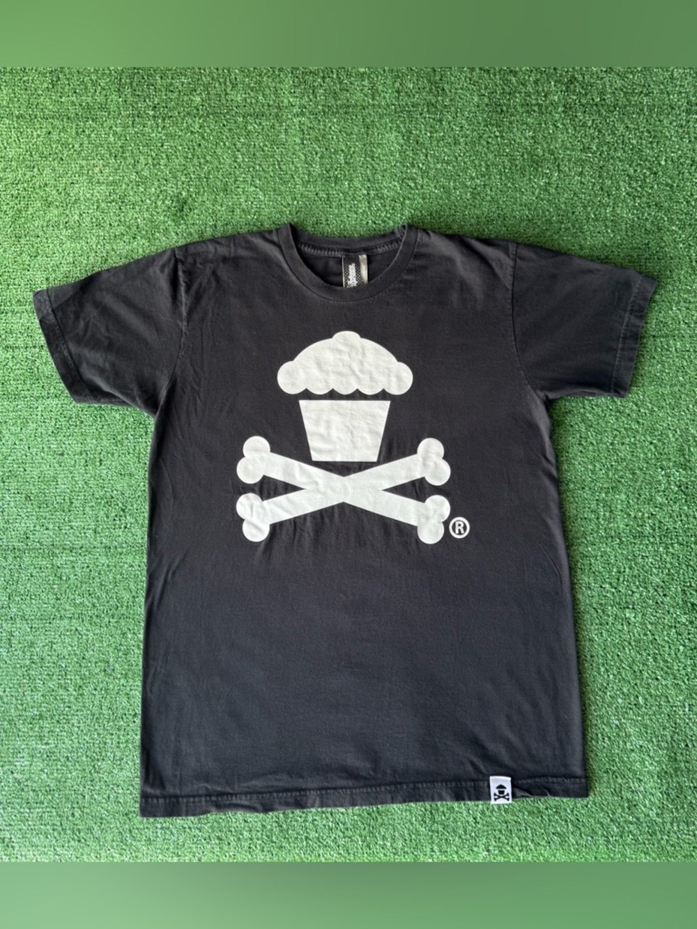 Y2k Johnny Cupcakes black tee size large, measurements in pics